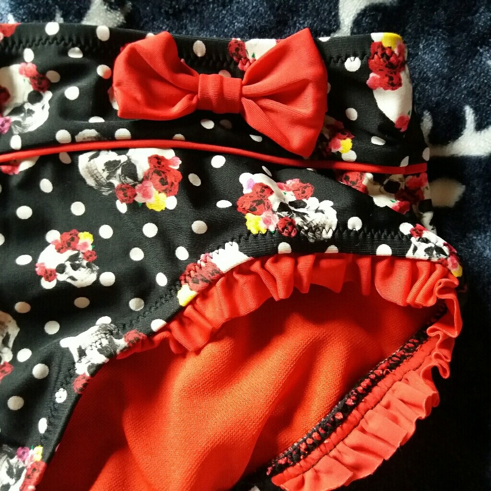 HOT TOPIC Swim Bottom
